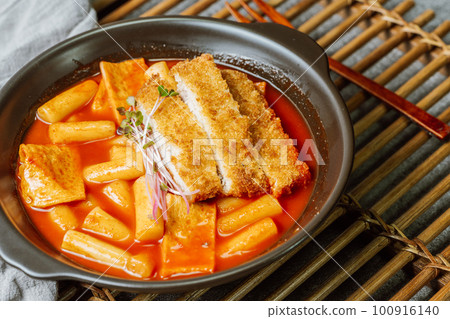 Tteokbokki, Stir-fried Rice Cake : Sliced rice cake bar (garaetteok) or thin rice cake sticks (Tteokbokkitteok) stir-fried in a spicy gochujang sauce with vegetables and fish cakes. 100916140
