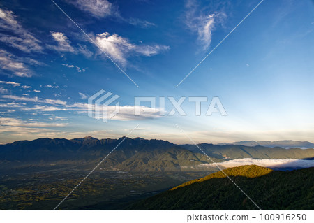 從八岳連峰和前光頭看到的朝陽下的南阿爾卑斯山和中阿爾卑斯山 100916250
