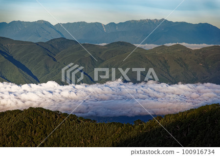 從前光頭看到的早晨陽光下的八嶽山脈/中央阿爾卑斯山 100916734