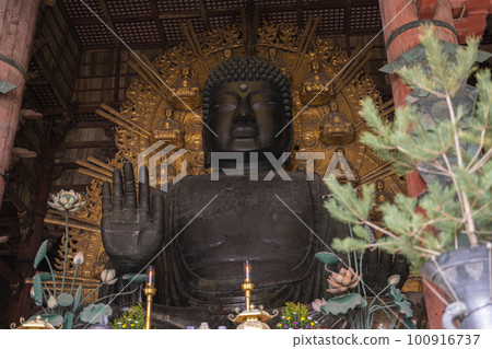 Todaiji寺廟Rojo菩薩雕象 100916737