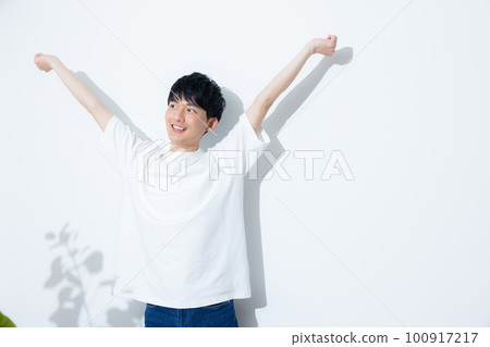 Man in white t-shirt 100917217