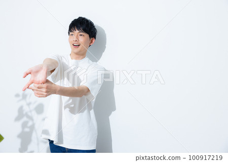 Man in white t-shirt 100917219