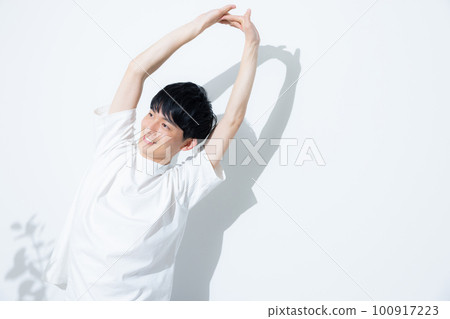 Man in white t-shirt 100917223