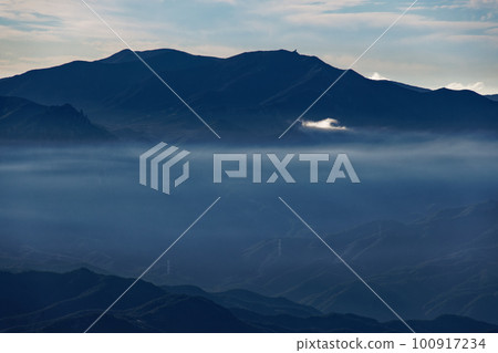 漂浮在八岳連峰光頭的晨霧中的金峰山 漂浮在八岳連峰光頭的晨霧中的金峰山 100917234
