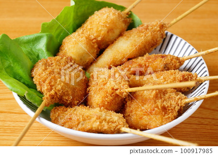 Assorted delicious kushikatsu 100917985