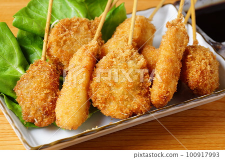 Assorted delicious kushikatsu 100917993