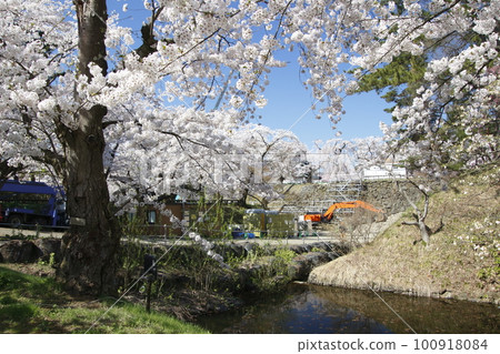 Hirosaki Castle stone wall repair in spring (2021: Hirosaki City, Aomori Prefecture) 100918084