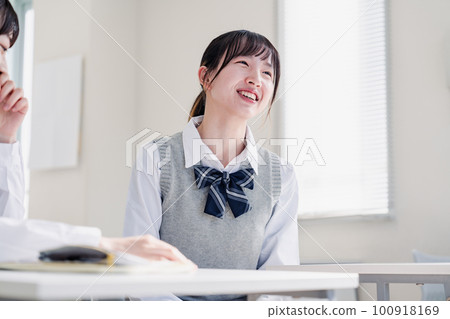 高中女生在休息時間在教室裡聊天 高中女生在休息時間在教室裡聊天 100918169