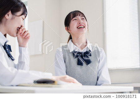 高中女生在休息時間在教室裡聊天 高中女生在休息時間在教室裡聊天 100918171