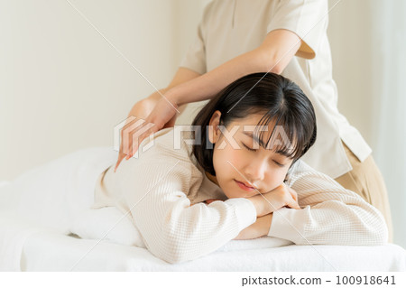 接受按摩的少婦 接受按摩的少婦 100918641