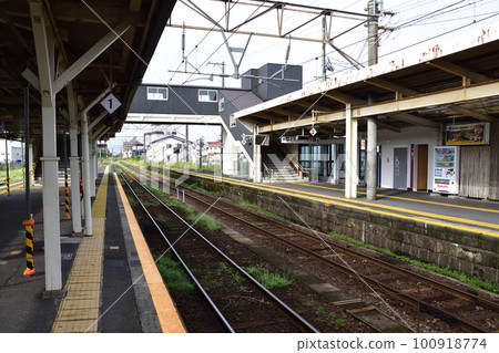 多雲的2022年夏日清晨從日豐本線山口站到鹿兒島站的風景 100918774