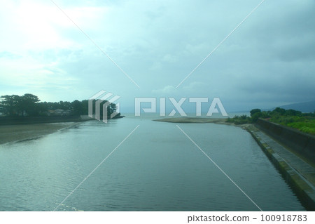 Scenery from Yamanokuchi Station on the Nippo Main Line to Kagoshima Station in the early morning of the summer of 2022 with a cloudy sky 100918783
