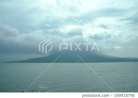 Scenery from Yamanokuchi Station on the Nippo Main Line to Kagoshima Station in the early morning of the summer of 2022 with a cloudy sky 100918790