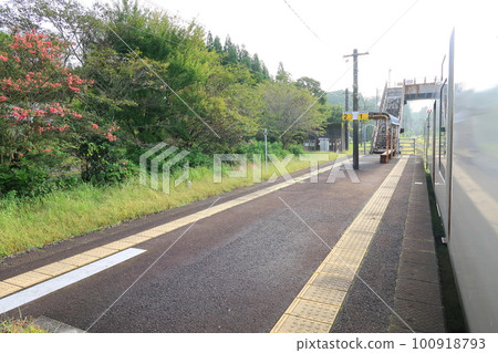 Scenery from Yamanokuchi Station on the Nippo Main Line to Kagoshima Station in the early morning of the summer of 2022 with a cloudy sky 100918793