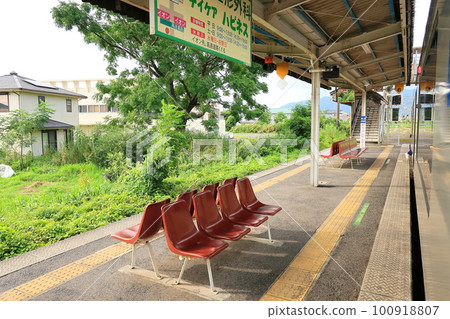 Scenery from Yamanokuchi Station on the Nippo Main Line to Kagoshima Station in the early morning of the summer of 2022 with a cloudy sky 100918807