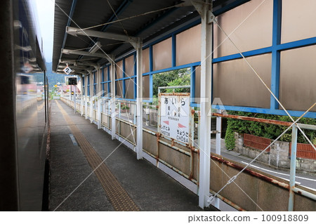Scenery from Yamanokuchi Station on the Nippo Main Line to Kagoshima Station in the early morning of the summer of 2022 with a cloudy sky 100918809
