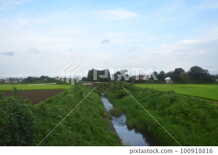 Scenery from Yamanokuchi Station on the Nippo Main Line to Kagoshima Station in the early morning of the summer of 2022 with a cloudy sky 100918816