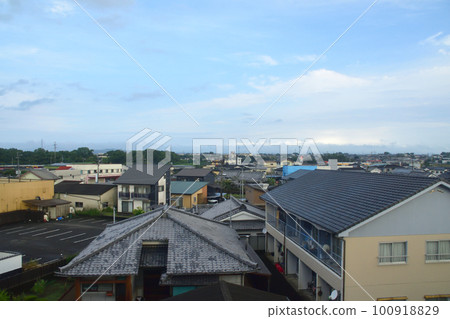 Scenery from Yamanokuchi Station on the Nippo Main Line to Kagoshima Station in the early morning of the summer of 2022 with a cloudy sky 100918829