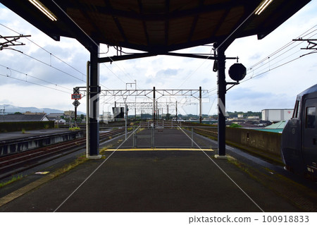 Scenery from Yamanokuchi Station on the Nippo Main Line to Kagoshima Station in the early morning of the summer of 2022 with a cloudy sky 100918833
