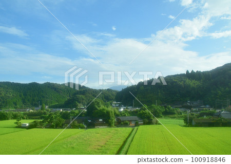 Scenery from Yamanokuchi Station on the Nippo Main Line to Kagoshima Station in the early morning of the summer of 2022 with a cloudy sky 100918846