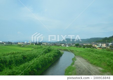 Scenery from Yamanokuchi Station on the Nippo Main Line to Kagoshima Station in the early morning of the summer of 2022 with a cloudy sky 100918848