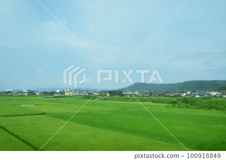 Scenery from Yamanokuchi Station on the Nippo Main Line to Kagoshima Station in the early morning of the summer of 2022 with a cloudy sky 100918849