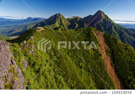 從八岳連峰和權現山的山頂眺望赤嶽山和阿彌陀山 從八岳連峰和權現山的山頂眺望赤嶽山和阿彌陀山 100919056