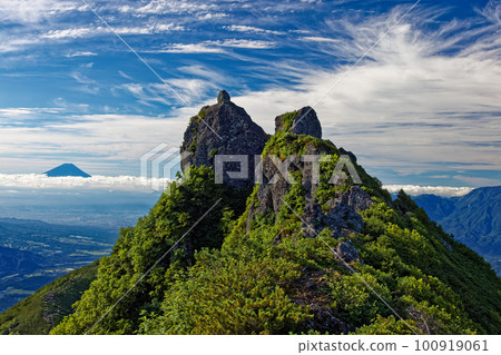 富士山和富士山在八嶽山脈和宮丹岳的山頂 富士山和富士山在八嶽山脈和宮丹岳的山頂 100919061