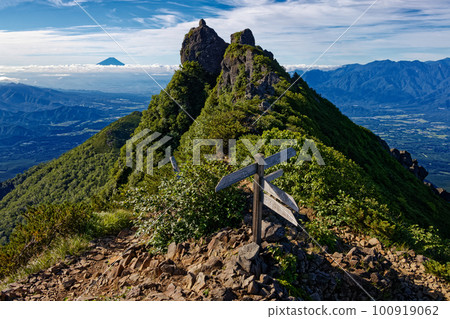 Mountains of Mt. Yatsugatake · Rock peak of Nikitake and Mt. Fuji 100919062