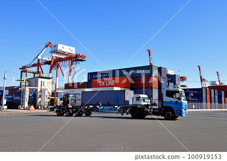 品川碼頭一字排開的集裝箱和來來往往的五顏六色的拖車 品川碼頭一字排開的集裝箱和來來往往的五顏六色的拖車 100919153