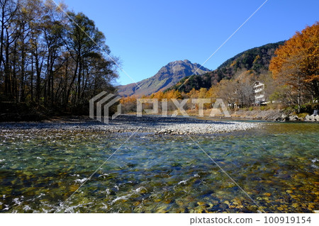 秋天的梓川與燒岳、上高地的流向 秋天的梓川與燒岳、上高地的流向 100919154