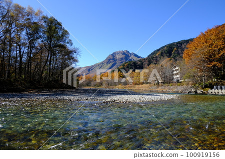 秋天的梓川與燒岳、上高地的流向 100919156
