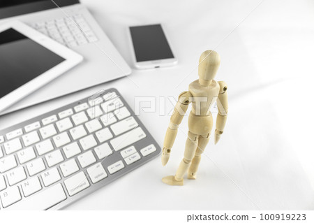 畫人物和許多數字設備。多任務的圖像 畫人物和許多數字設備。多任務的圖像 100919223