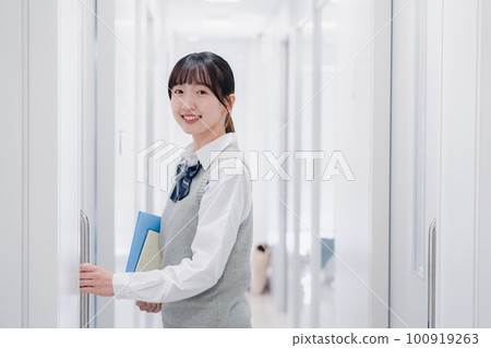 拿著教材在學校裡走來走去的女高中生 拿著教材在學校裡走來走去的女高中生 100919263