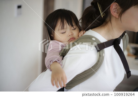 媽媽哄孩子睡覺 媽媽哄孩子睡覺 100919264
