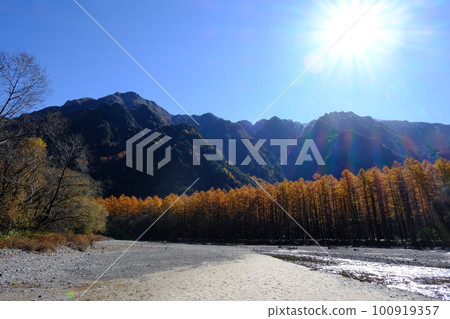 Azusa 河床和黃色落葉松森林,秋天的 Kamikochi Azusa 河床和黃色落葉松森林,秋天的 Kamikochi 100919357