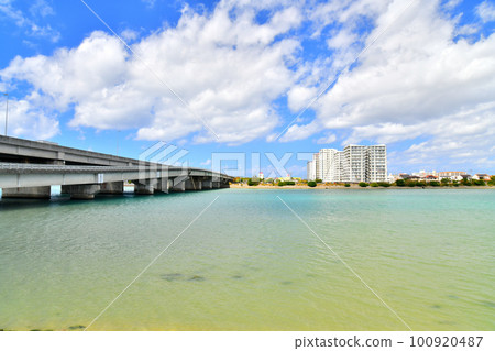 越過法德川眺望豐崎/豐崎虹公園（沖繩縣豐見城市）[2023年2月] 100920487
