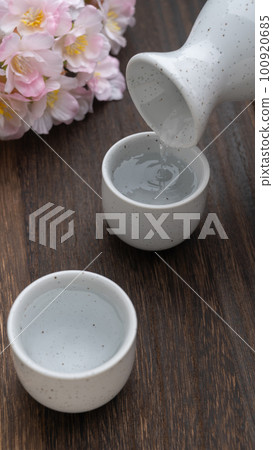 Cherry blossoms and sake｜Pour sake into the sake cup 100920685