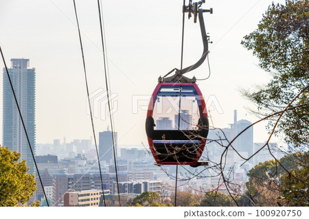 索道的紅色纜車和神戶市 100920750