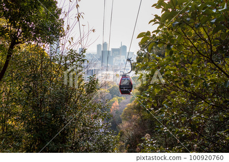 Ropeway gondola and Kobe cityscape from the top of the mountain 100920760