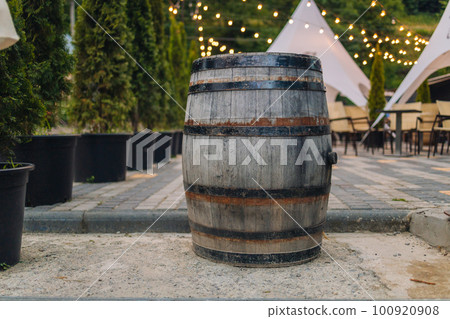A wooden barrel stands on the cafe terrace. 100920908