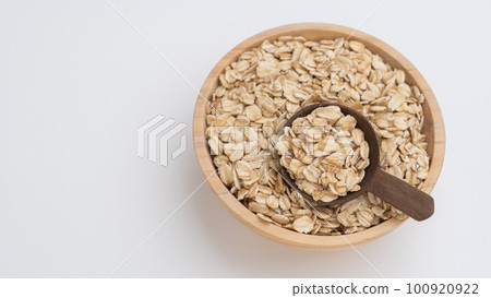 oatmeal on a wooden plate 100920922