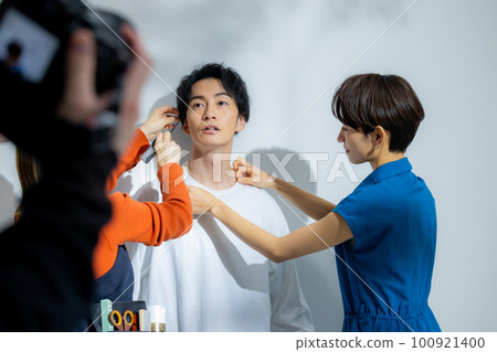 拍攝現場髮型和妝容 拍攝現場髮型和妝容 100921400