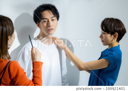 拍攝現場髮型和妝容 拍攝現場髮型和妝容 100921401