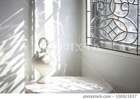 帶彩色玻璃窗的房間 燈光及其陰影和靜物（水壺） 100921657