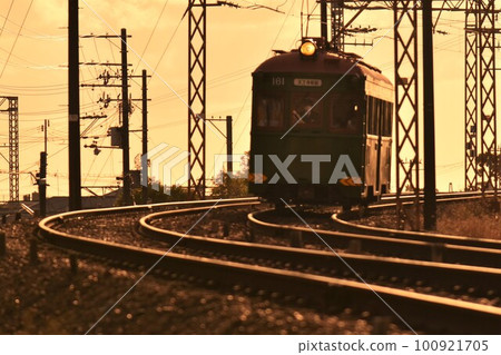 黃昏的電車阪堺電車 100921705