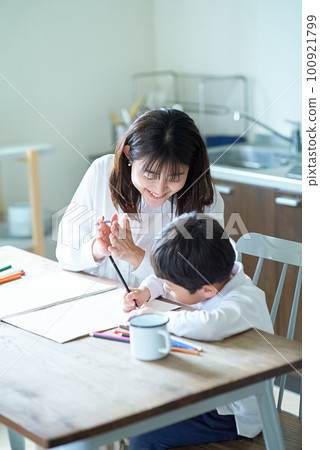 A mother who praises a child playing in the room 100921799