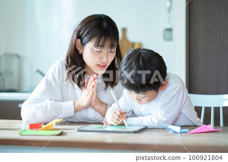 表揚孩子在房間裡玩耍的媽媽 表揚孩子在房間裡玩耍的媽媽 100921804