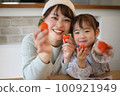 父母和孩子一起吃草莓 100921949
