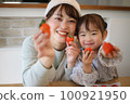 父母和孩子一起吃草莓 100921950